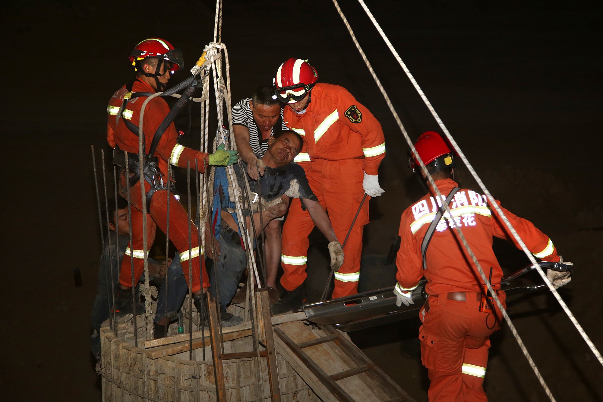 惊险一刻!工人缺氧被困50余米孔桩基井内,消防员2小时合力抢救