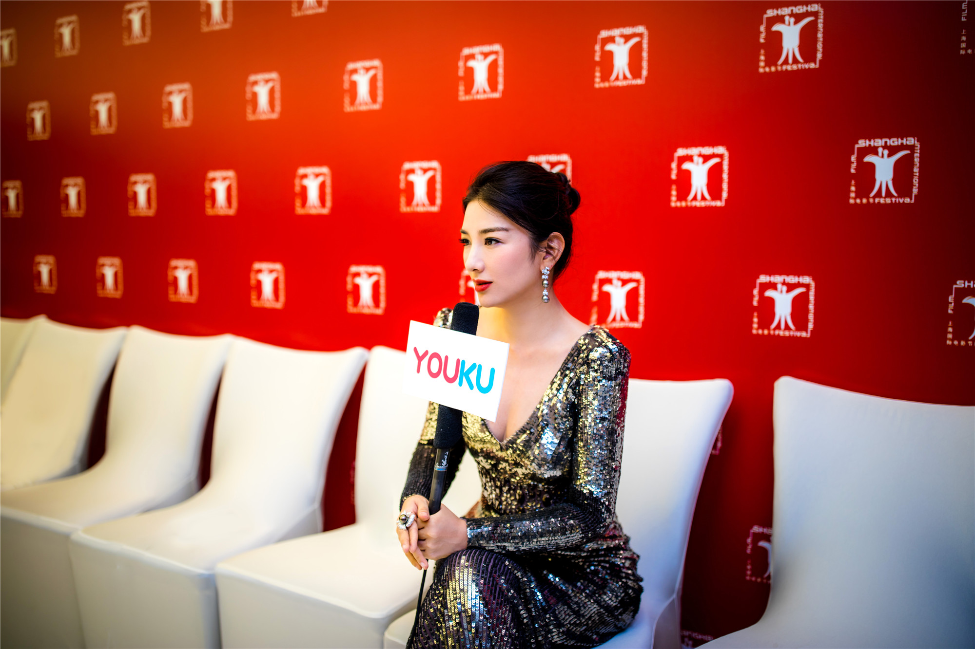 黄奕银色长裙亮相上影节红毯 笑容明艳仪态大方