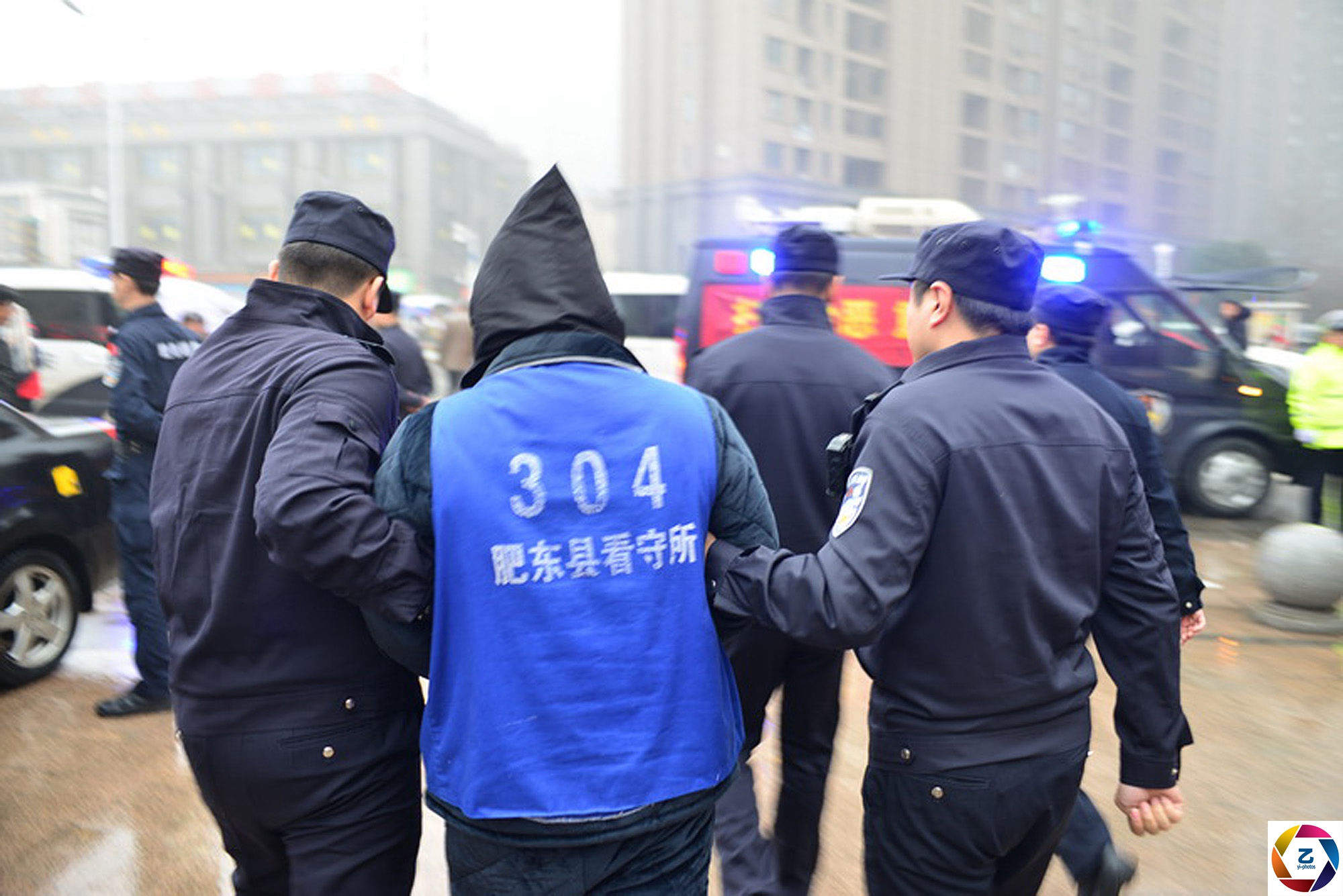 黑恶团伙往日横行乡邻，警方押解指认犯罪现场，围观群众拍手称快|犯罪现场|犯罪嫌疑人|肥西县_新浪新闻