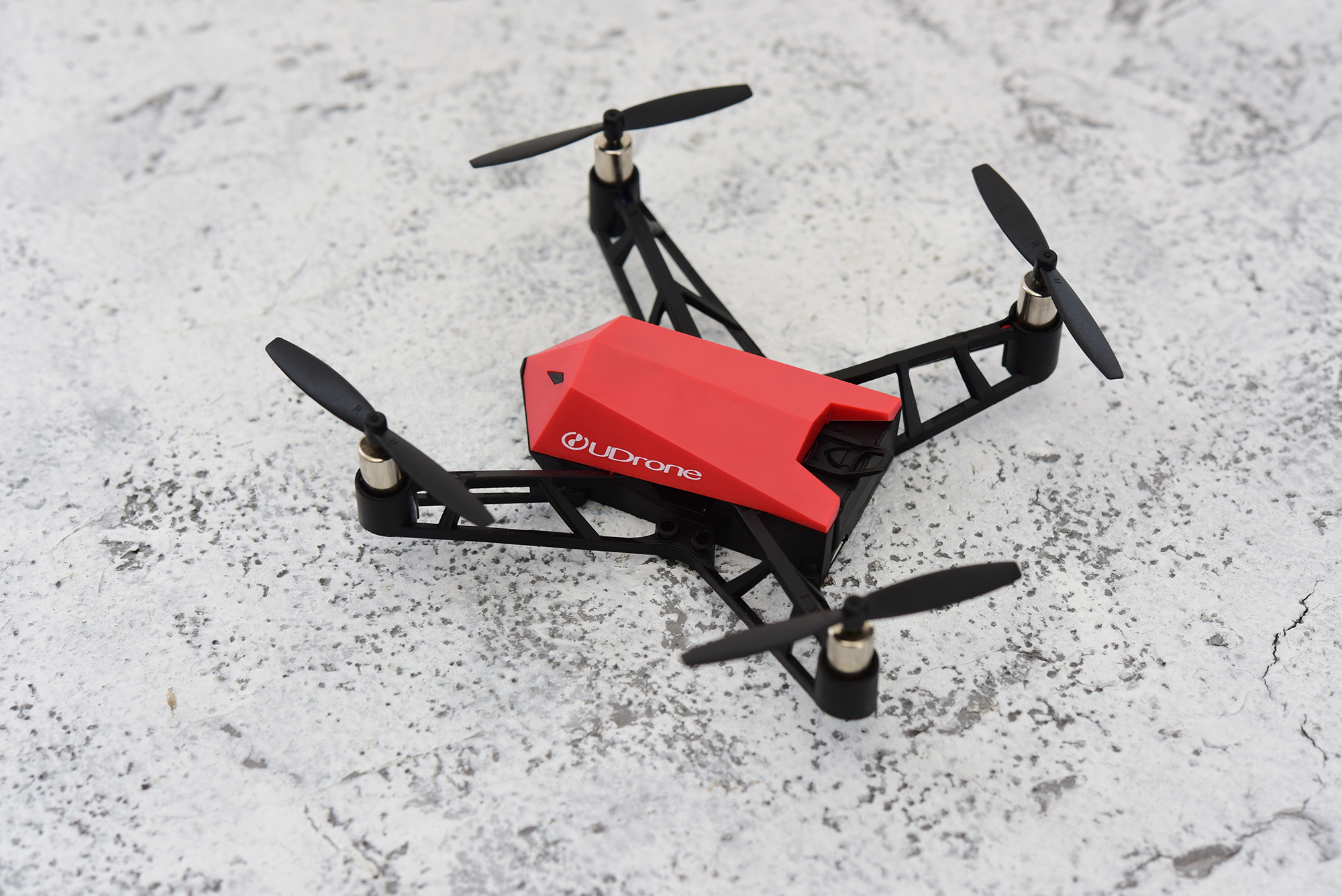 解锁益智新玩法 udrone意念无人机图赏