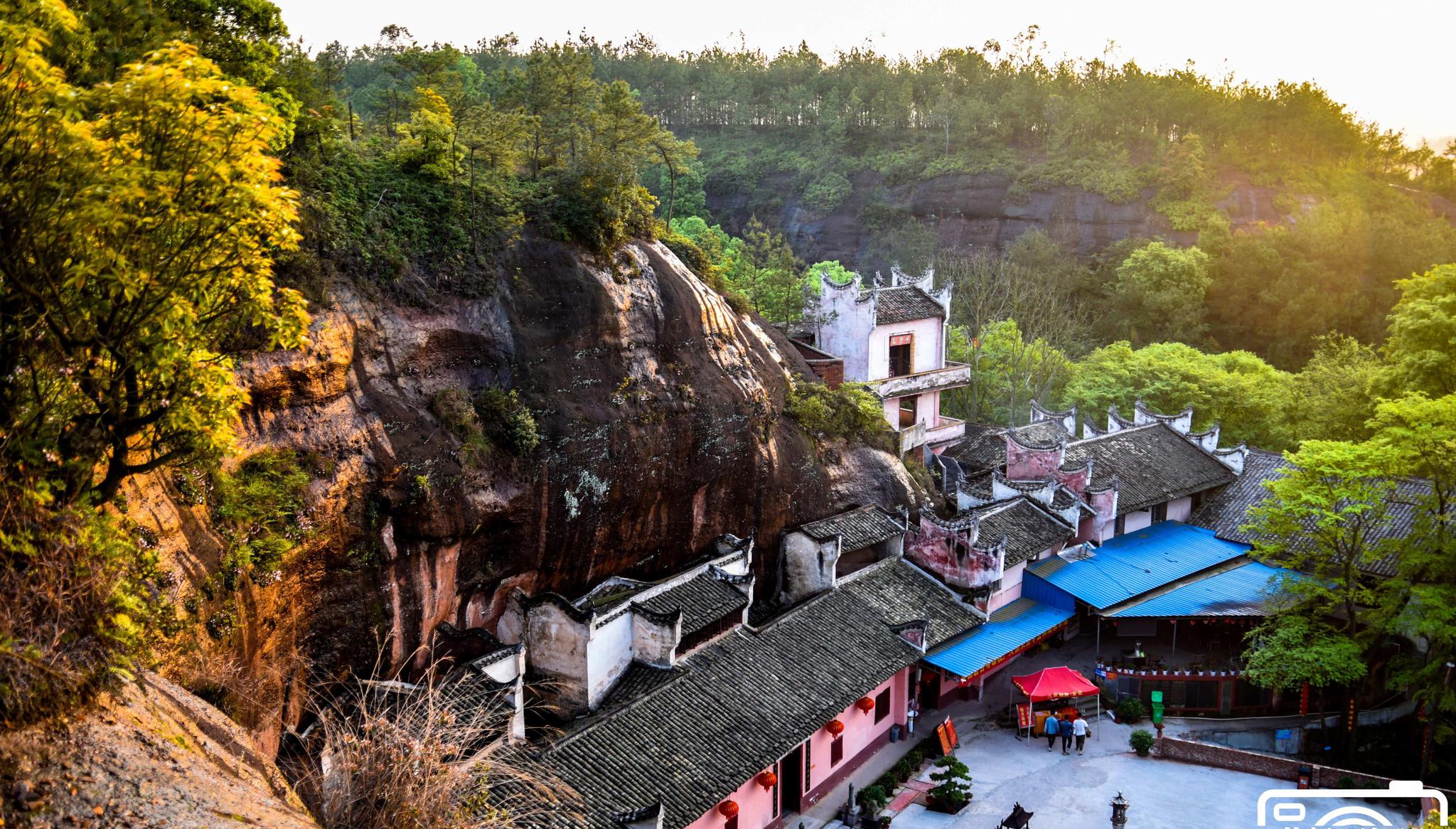 1 / 7 罗田岩位于江西省于都县贡江镇楂林村振兴大道(323国道)旁,是