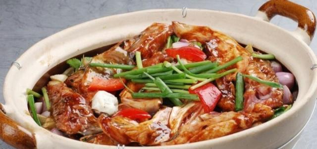 材料:鱼头1只,蒜姜块50克,干葱头20克,沙姜20克,葱段20克.