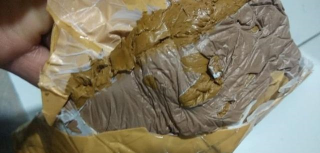 黄色糊状物看上去就像粑粑,印度乘客偷运金浆被机场没收