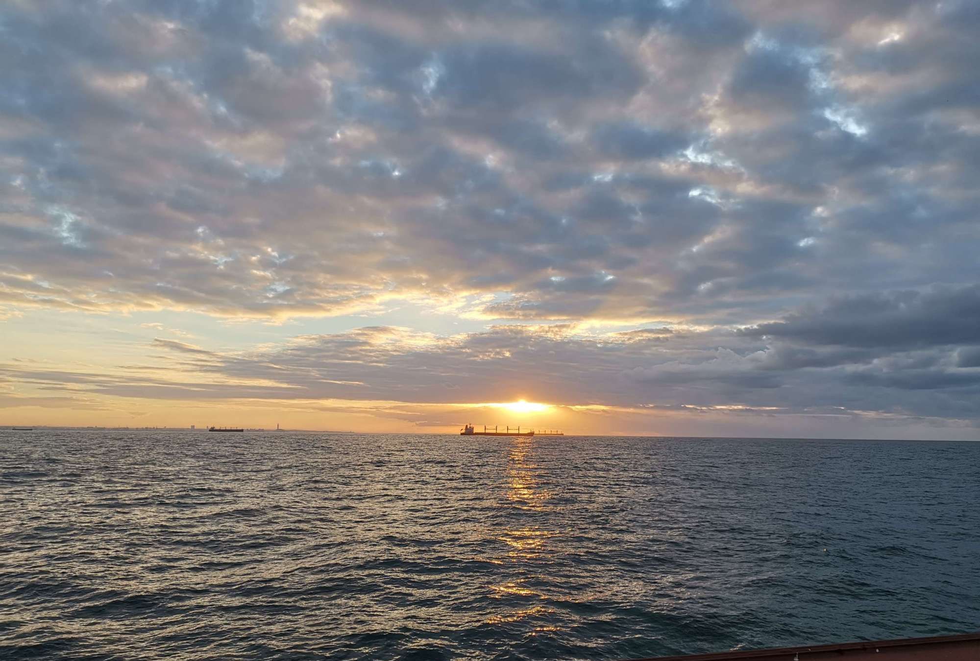 大海,月亮,云和太阳