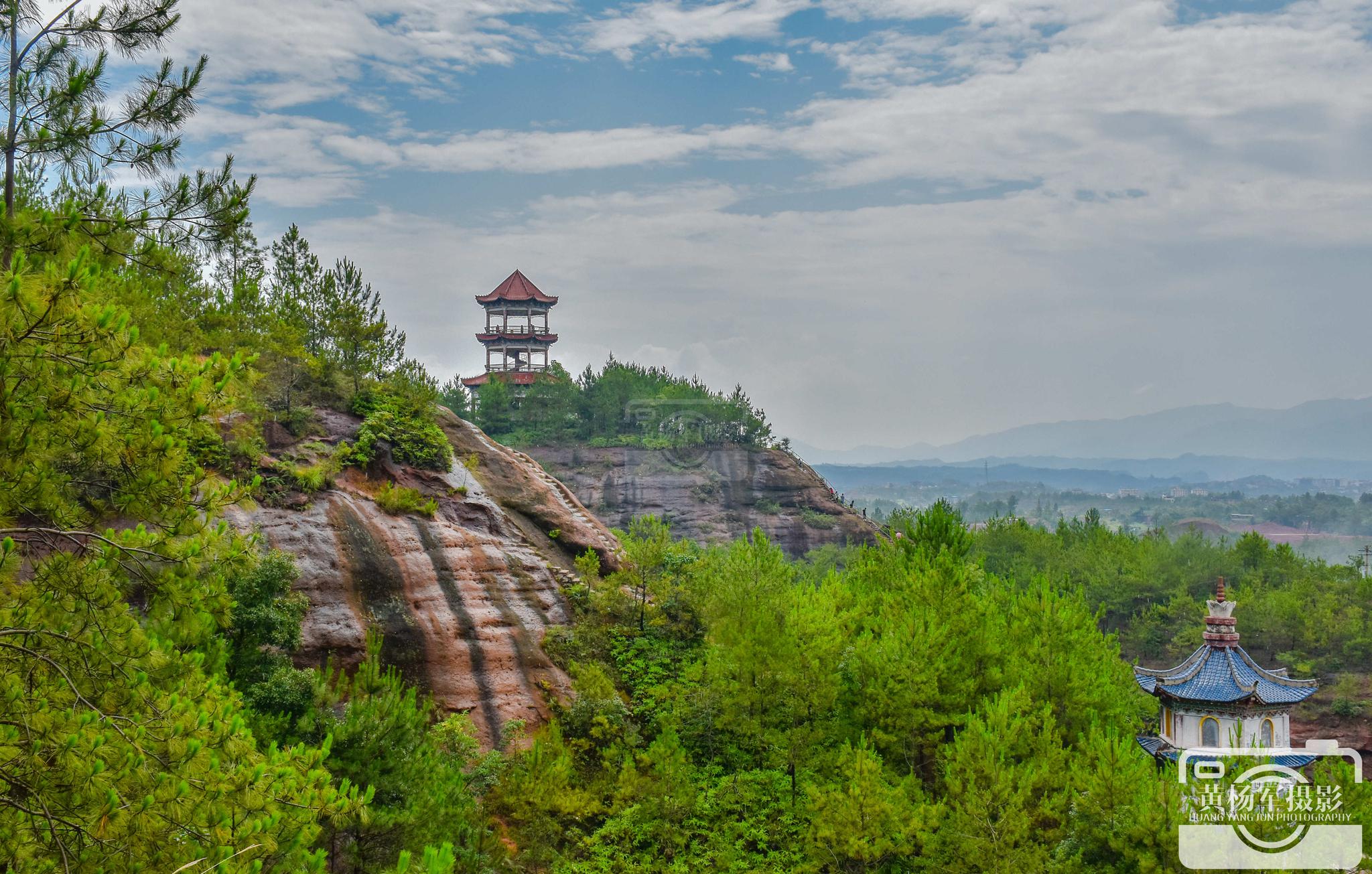 于都县罗田岩的绿树青山