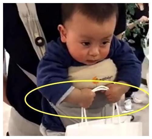 “最有责任感宝宝”,再困也不忘帮妈妈提好购物袋,表情呆萌可爱