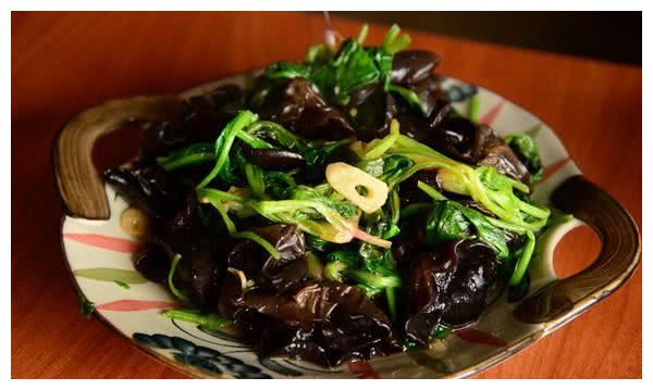 炒菠菜时加把木耳有很好的作用