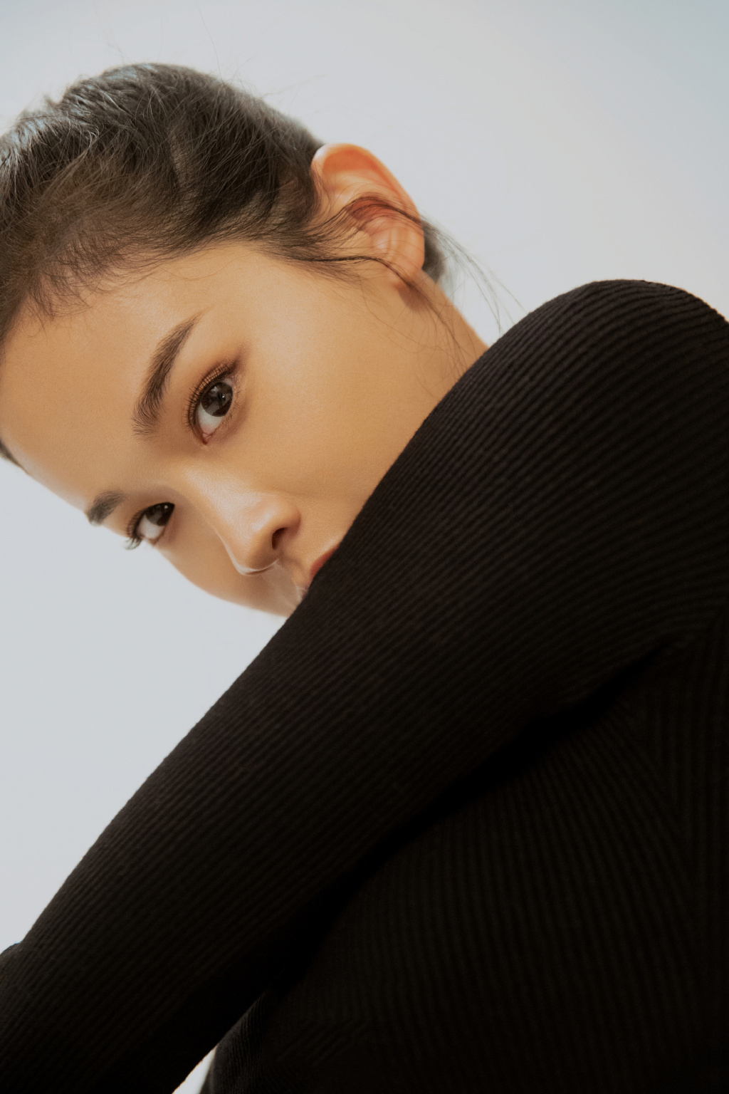 女演员屈菁菁性感酷帅时尚写真