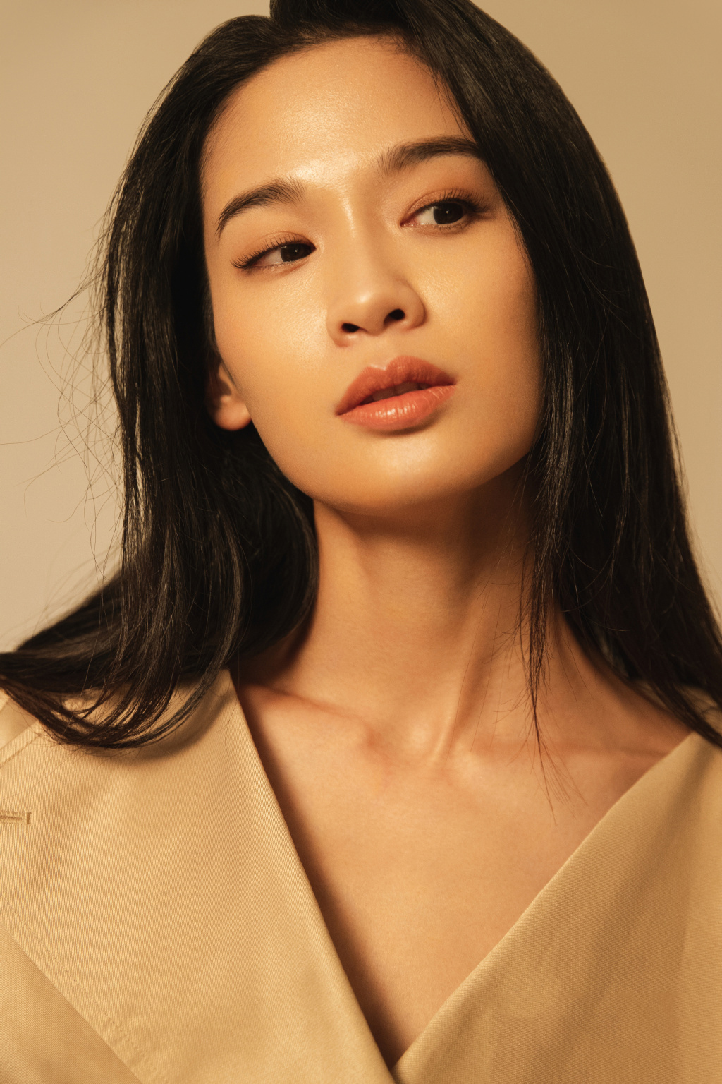 女演员屈菁菁性感酷帅时尚写真