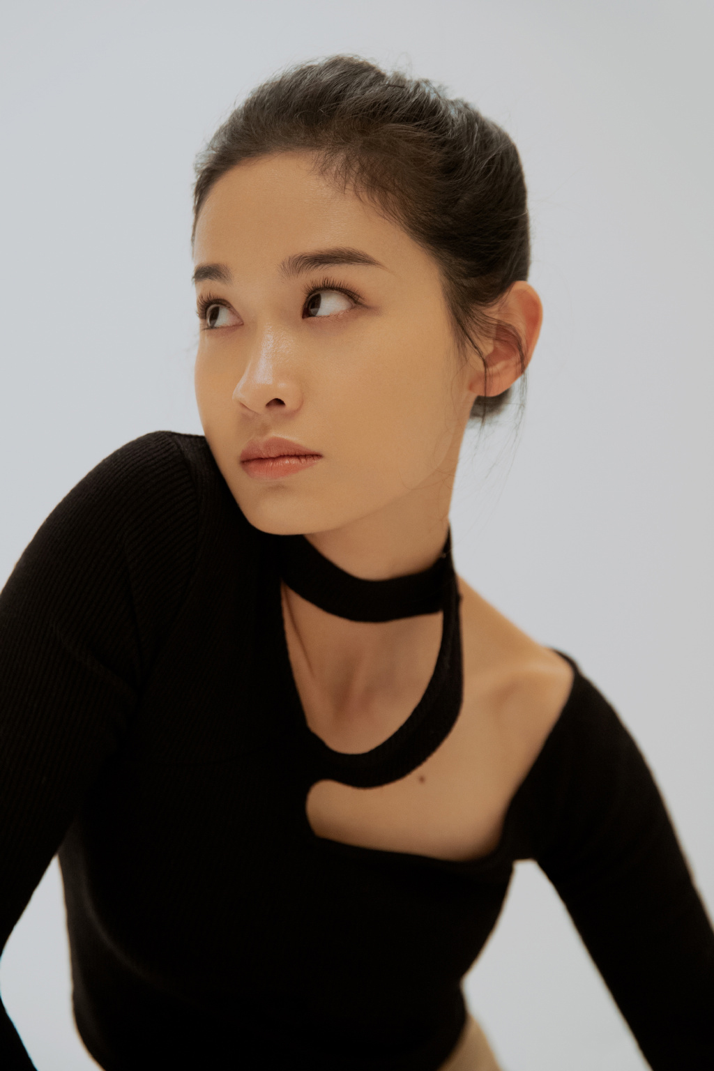 女演员屈菁菁性感酷帅时尚写真