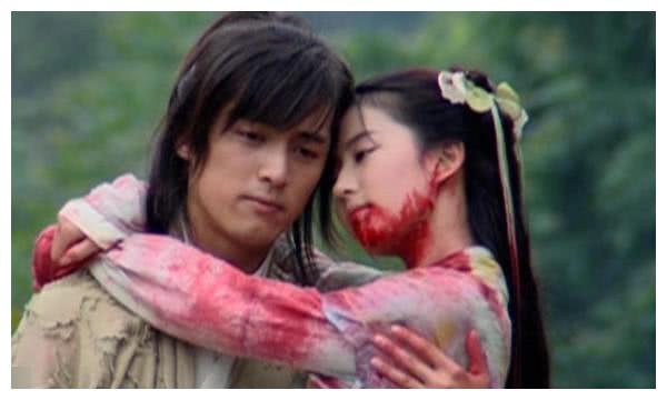 颖宝在《蜀山战纪》中也有很多吐血的桥段.