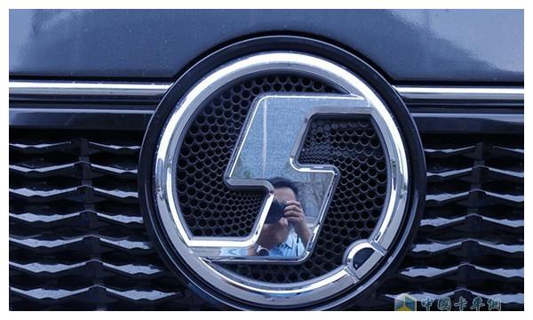 发光车标,矩形镀铬进气栅边框,进气蜂窝,shacman标志的加入,都让德龙x