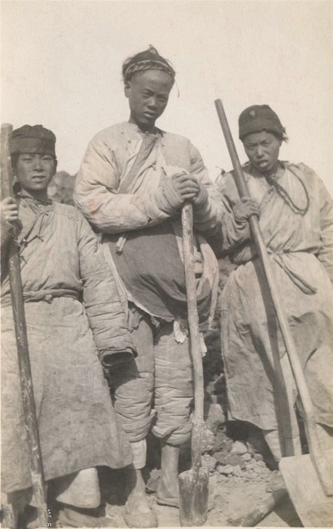 清末的苏北,连年灾害使得饥民遍地,破衣烂衫等待救济