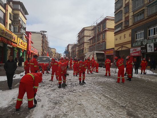 甘孜县森林应急灭火大队冬至日清除积雪暗冰保畅通