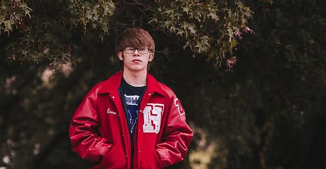 16岁儿子刘海过长,被老师剪了个"阿呆"发型,母亲气的报警