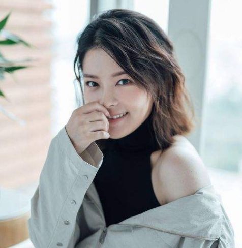 王玥兮亮相《天坑鹰猎》发布会,黑色外套配花纹衬衣