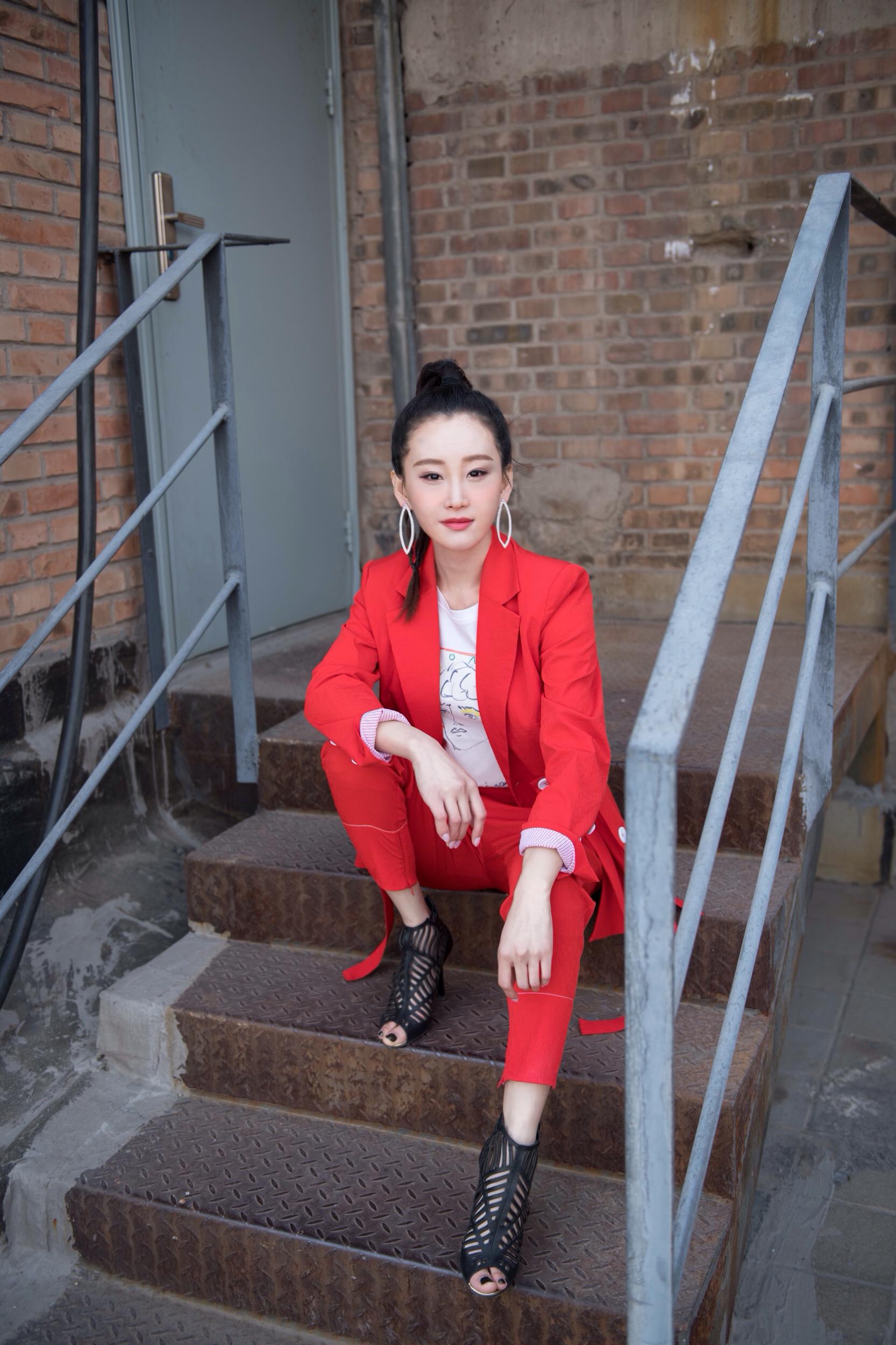 在去年热播的《招摇》中,于潼也是饰演了一个性格