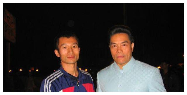 仔细看看李小龙的手,和梁小龙,黄家达的手,对比起来就明白了