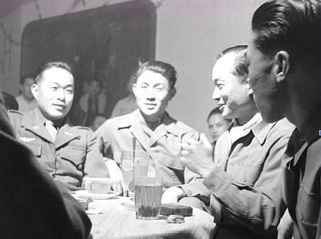 1946年我国处于战争吃紧的年代,国民党军官们纸醉金迷的生活真是前方