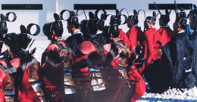 1990年日本天皇登基大典旧照明仁身穿黄袍接受首相三呼万岁