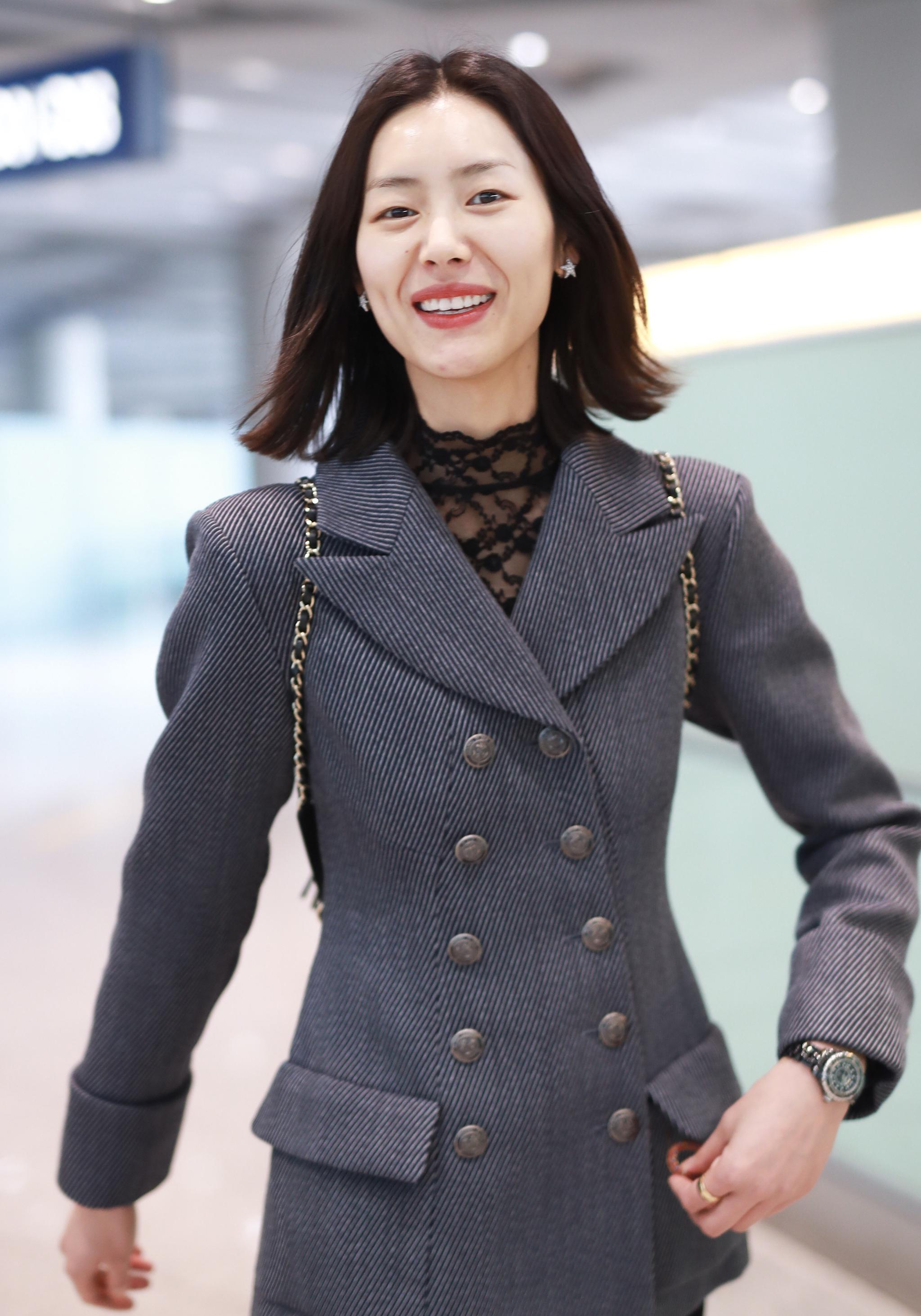 刘雯大佬坐姿霸气十足,捧咖啡甜笑显反差萌