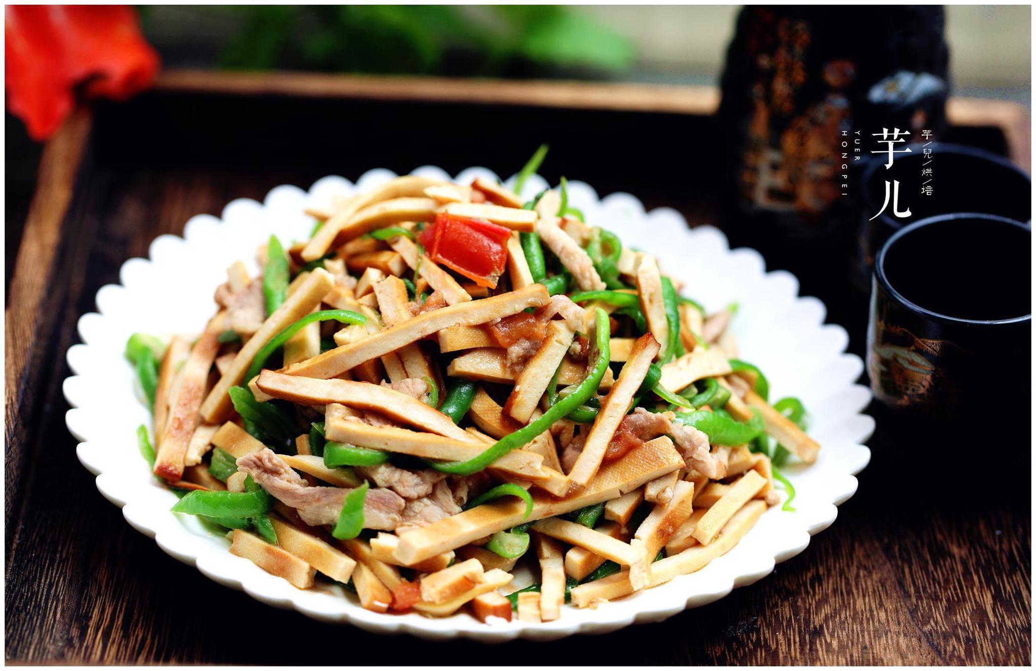 青椒豆腐干炒肉做法简单香辣可口好吃又下饭美味又营养