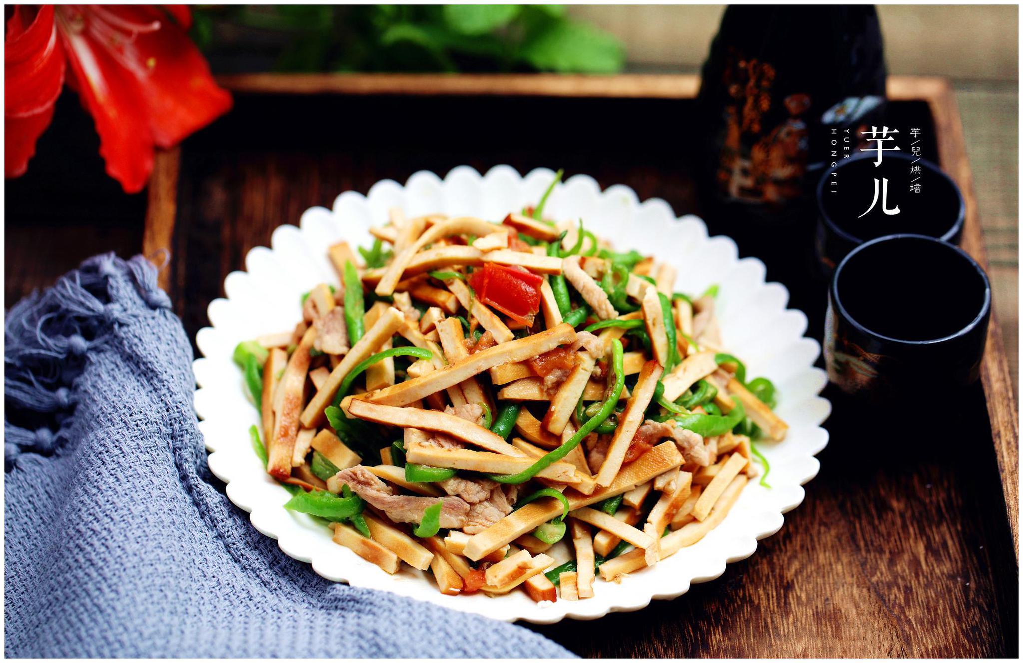 青椒豆腐干炒肉做法简单香辣可口好吃又下饭美味又营养