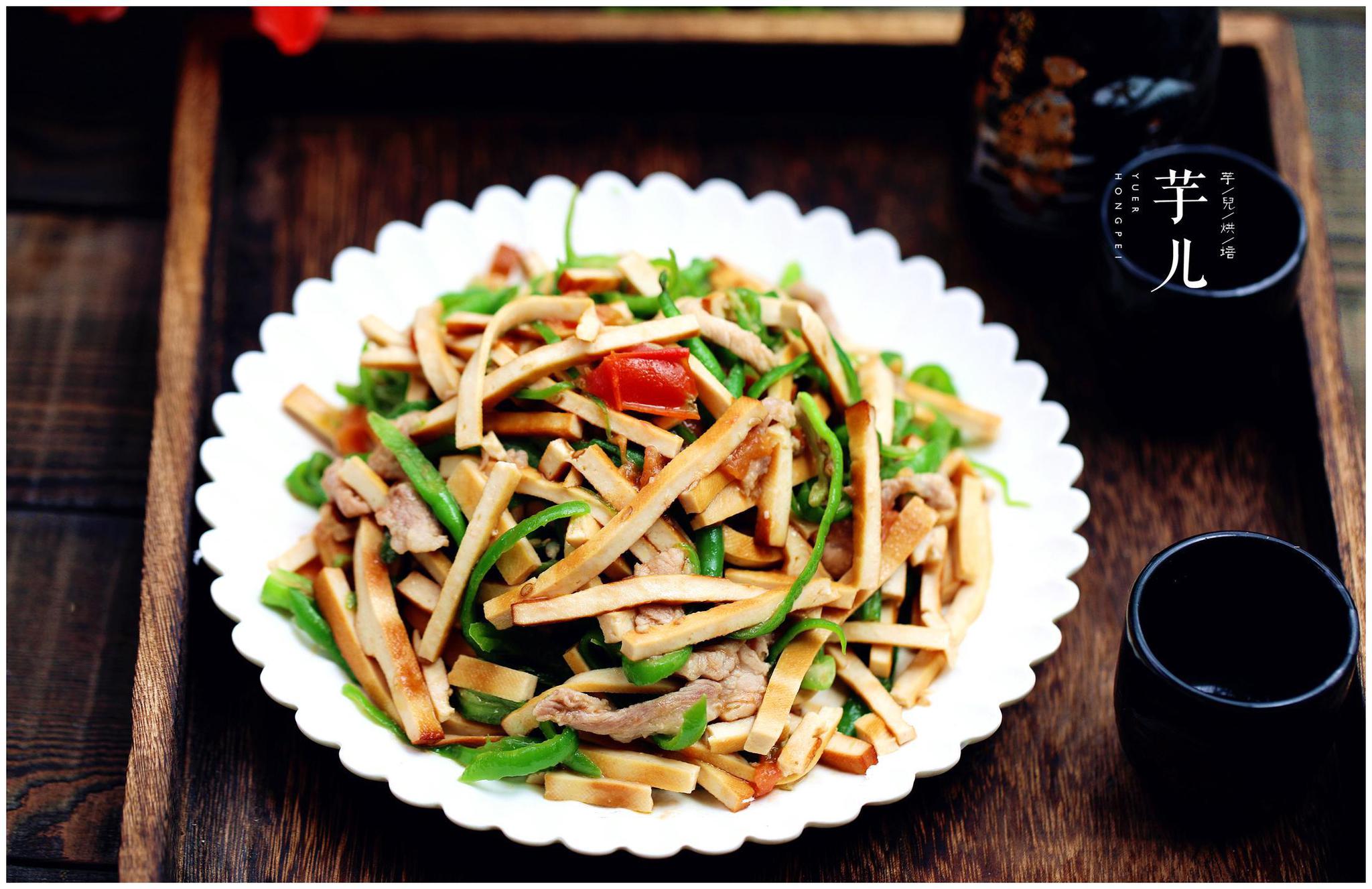 青椒豆腐干炒肉做法简单香辣可口好吃又下饭美味又营养