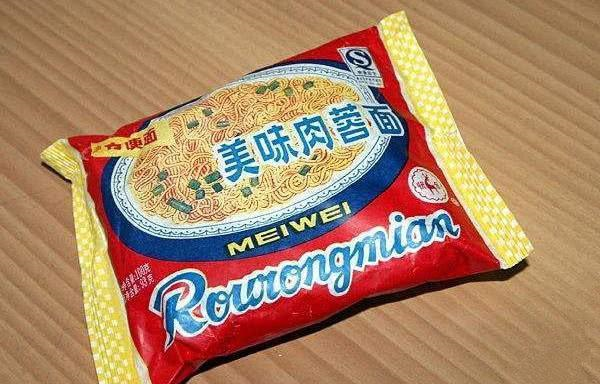 80年代的人怎样吃泡面?看着太心酸,想吃一袋泡面很不容易