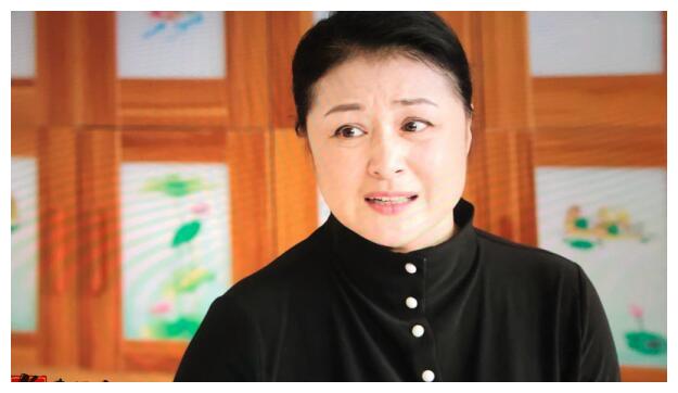 拍摄,在剧中扮演范德彪的房东,一个单身带着儿子生活的书店职员刘佩云