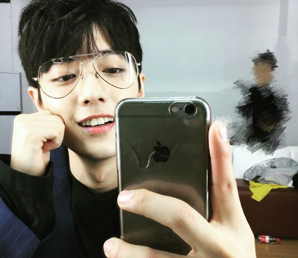 肖战对镜子自拍合集_高清图集_新浪网