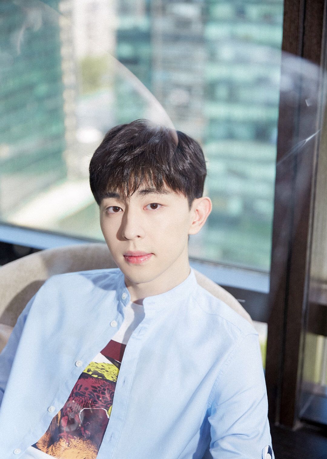 邓伦身穿蓝色衬衫清秀气质宛如碧蓝天空