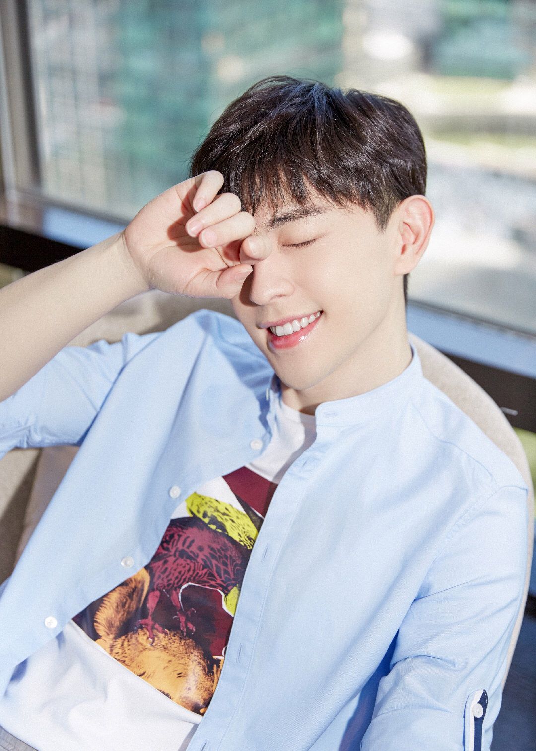 邓伦身穿蓝色衬衫清秀气质宛如碧蓝天空