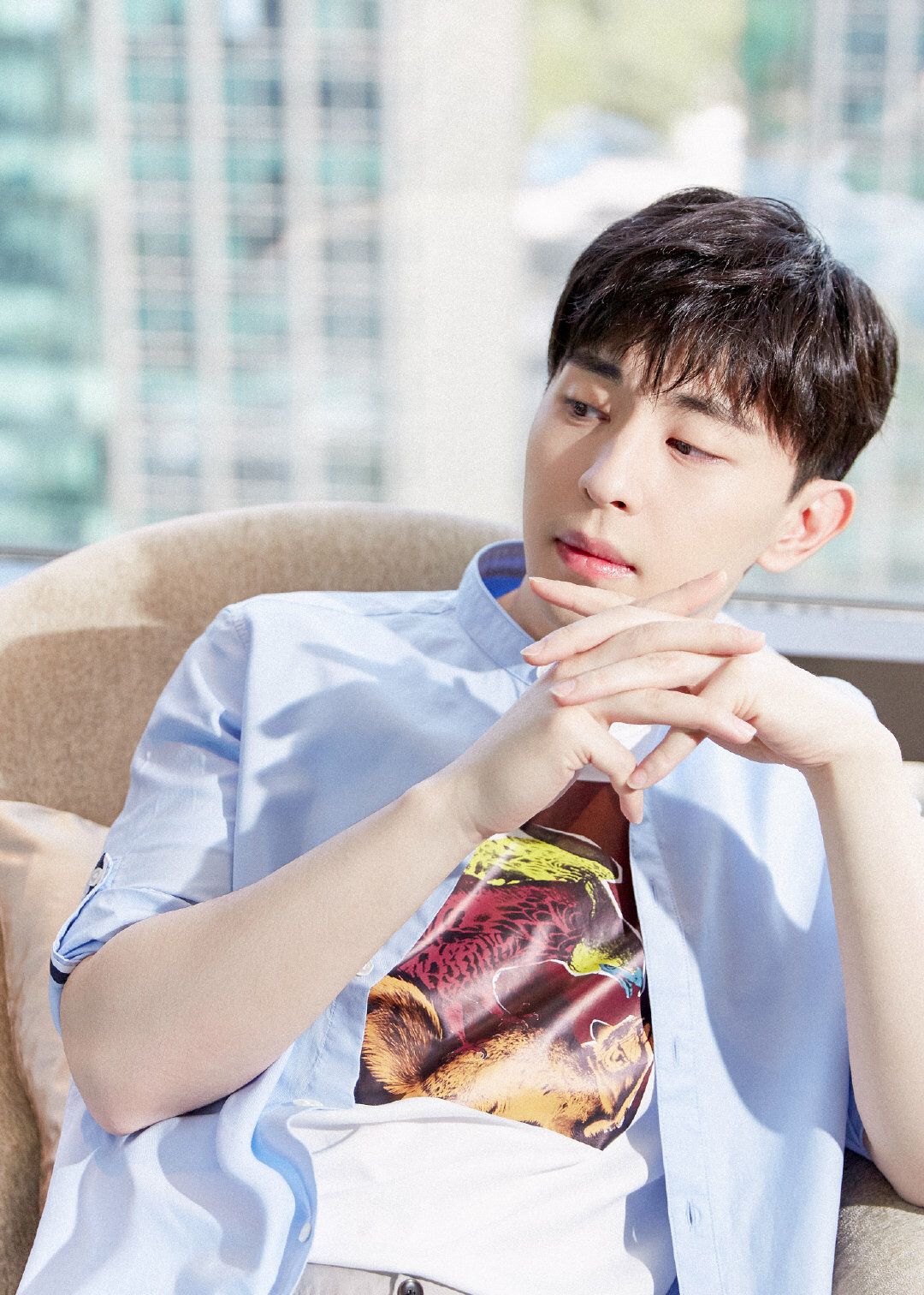 邓伦身穿蓝色衬衫清秀气质宛如碧蓝天空