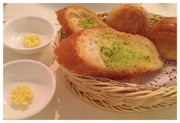 吃正宗西餐时,服务员为什么会先送上一份面包,真相竟是这样