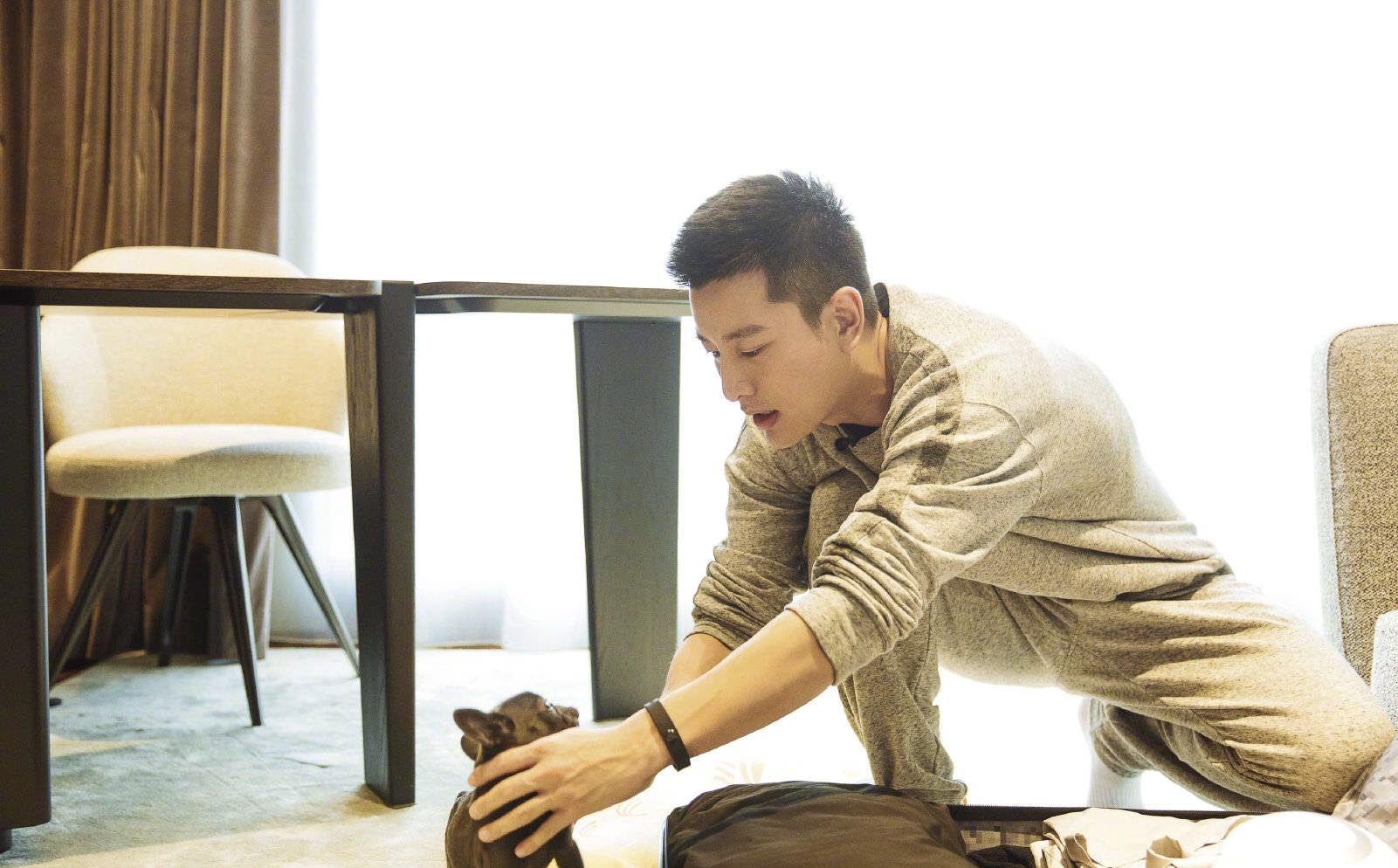 贾乃亮独居生活照曝光,种花养狗生活十分惬意