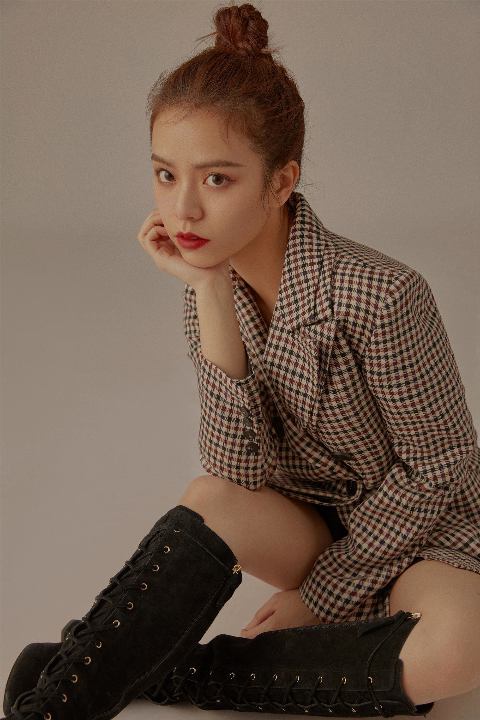 宋芸桦冲天小辫子吸睛 时尚大片西装配红唇酷炫似特工