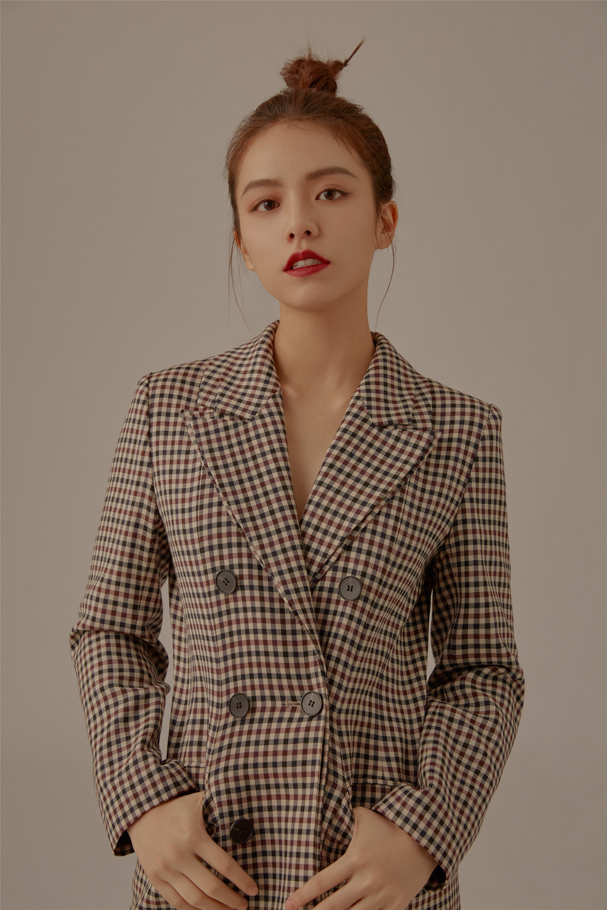 宋芸桦冲天小辫子吸睛 时尚大片西装配红唇酷炫似特工