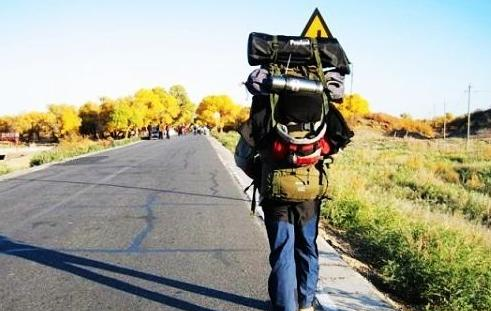 为何在旅行时，中国人大多喜欢“拖箱子”，而外国人“爱背包”？