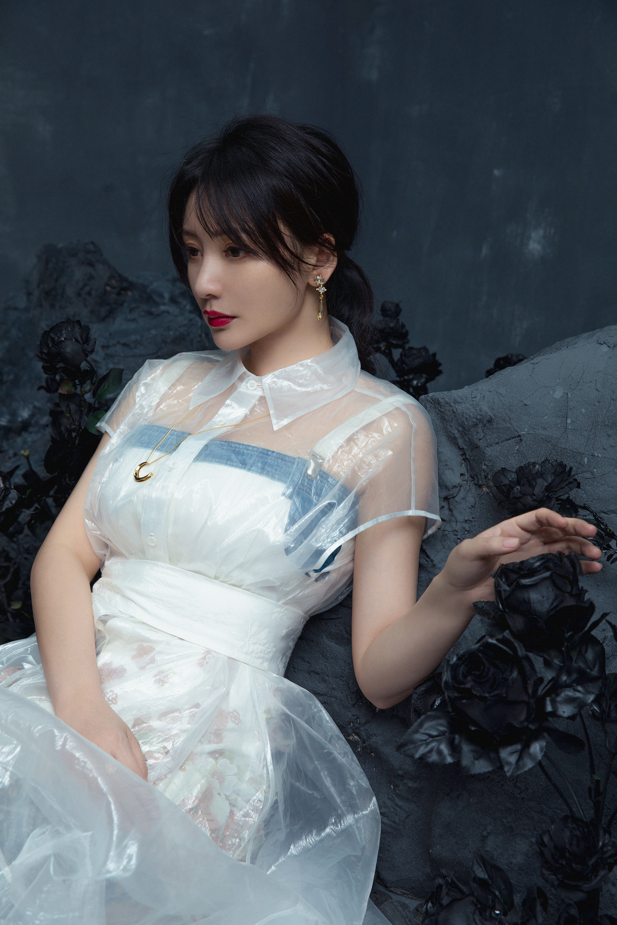 柳岩尼龙透视叠搭牛仔秀身材 热拍献礼剧《最好的时代》