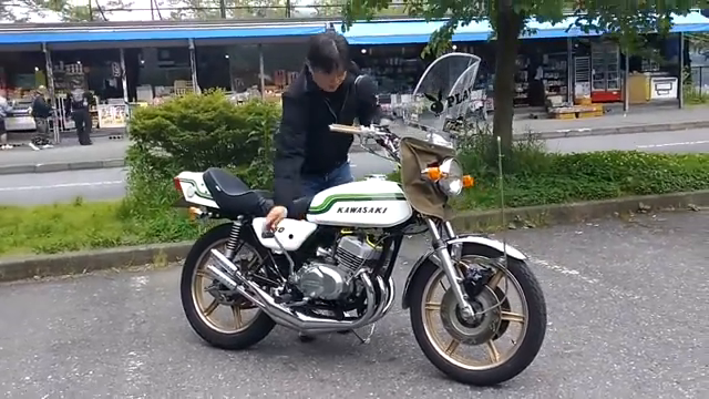 交警路口查车,摩托车男子猛轰油门,监控拍下一幕