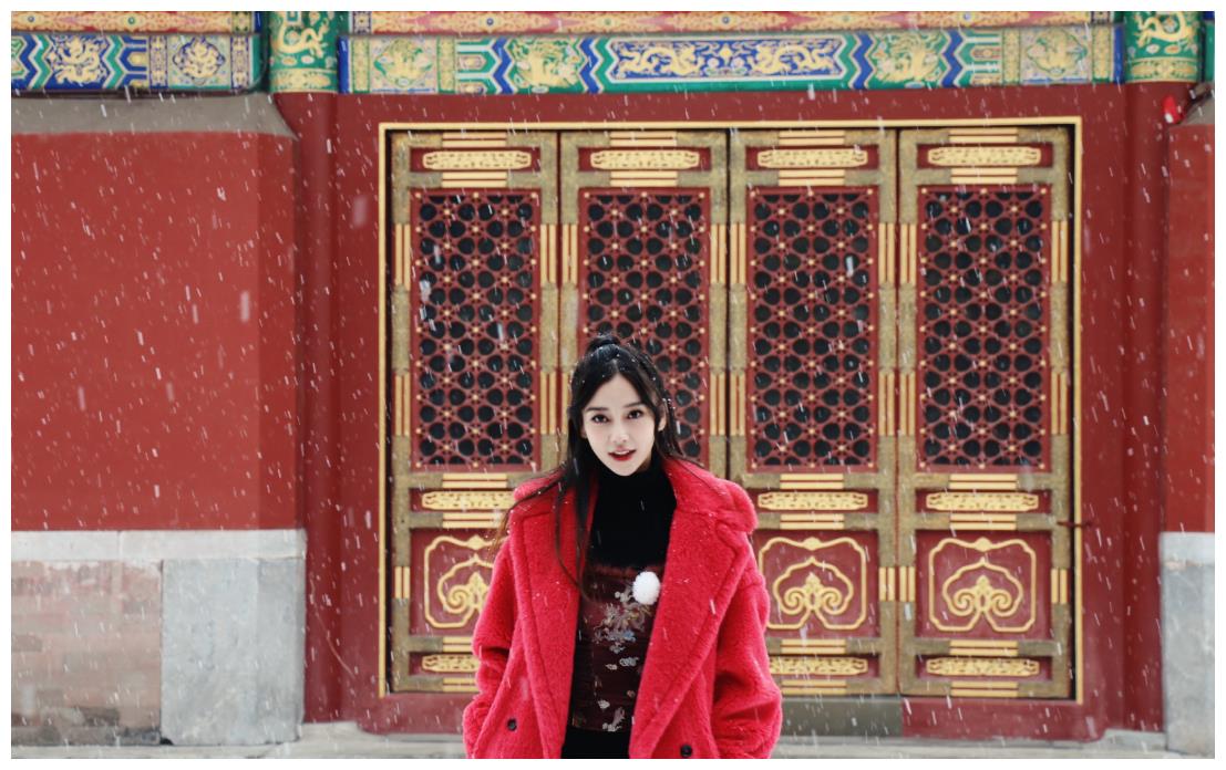 杨颖上新了故宫美翻了在下雪的故宫里拍照美成一幅画