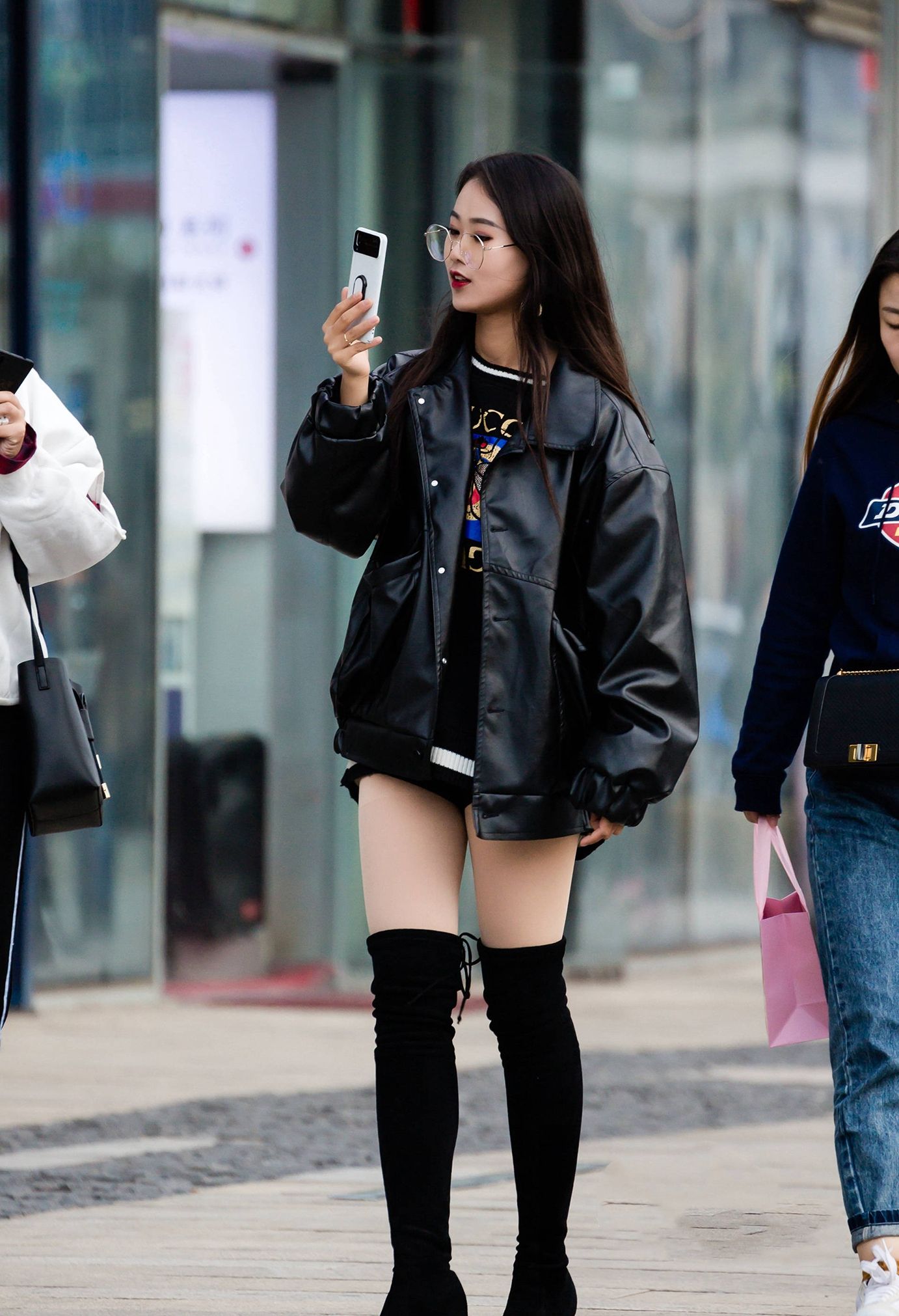 肉色打底裤配高筒靴,时尚姑娘穿出了极品的感觉