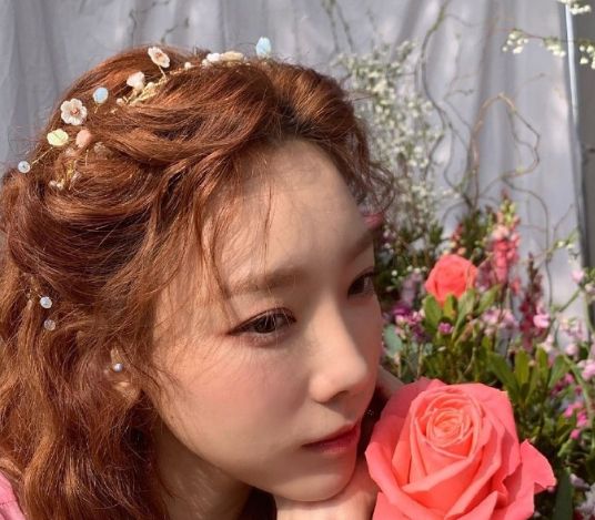金泰妍ins更新,金色卷发配娇嫩鲜花美得不行,人比花娇好看极了_高清