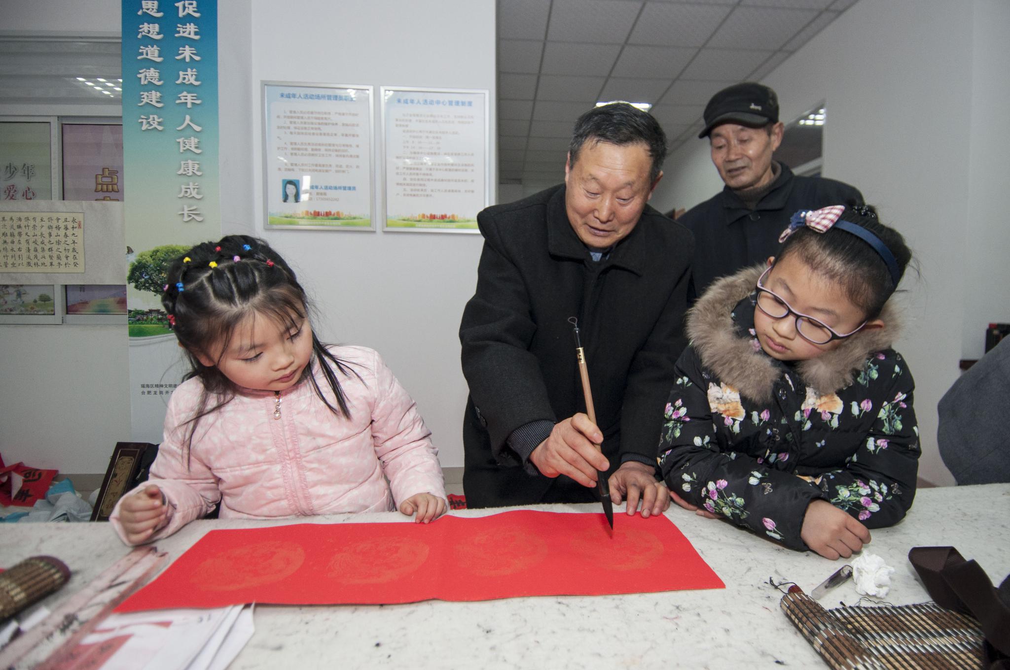 安徽合肥老爷爷教我写书法