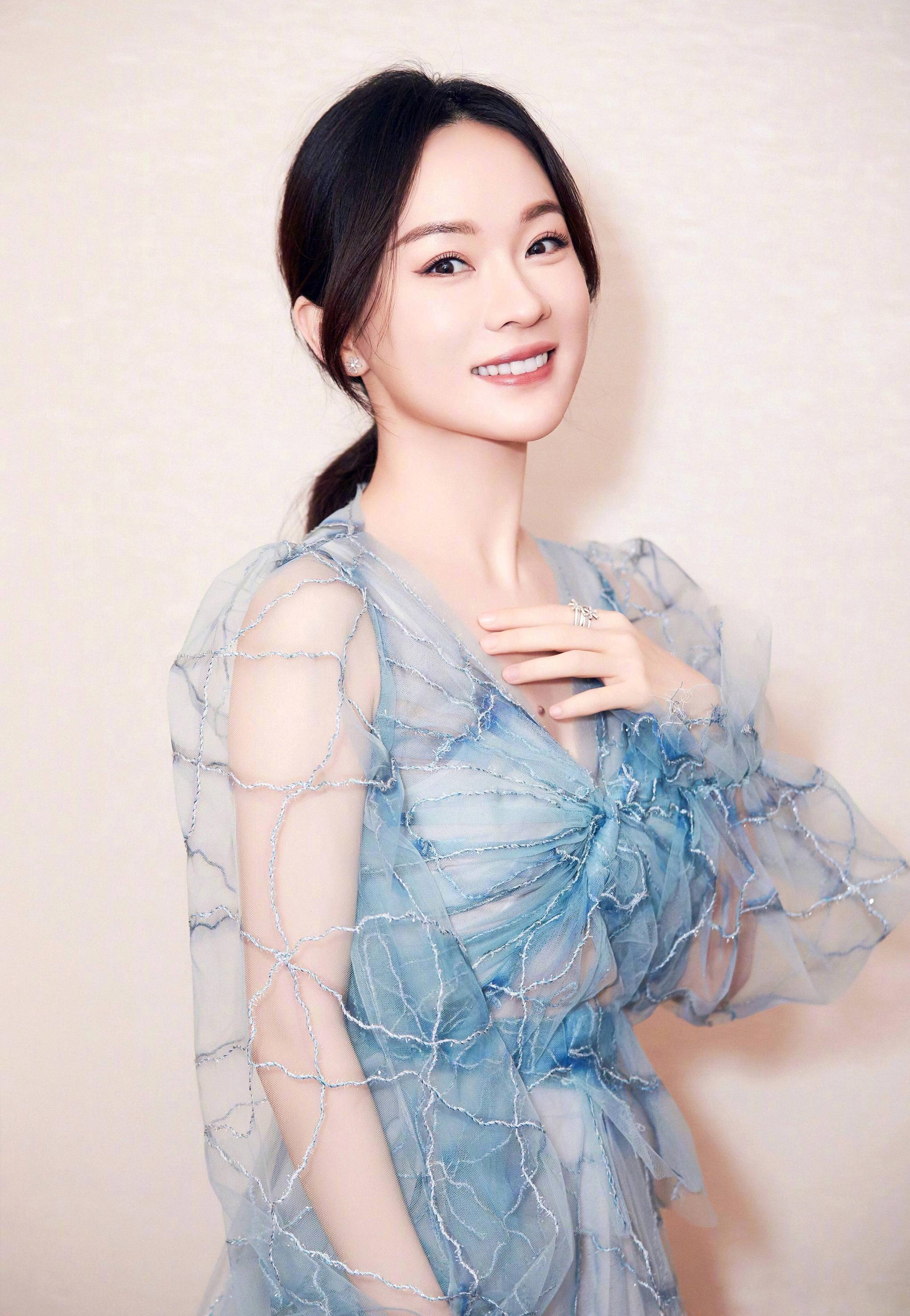 霍思燕一袭浅淡湖蓝色连衣裙,清新淡雅俏丽动人