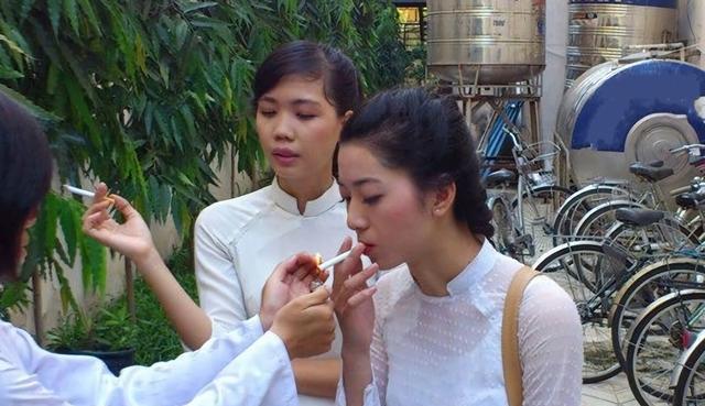越南女导游在河内街头上抽烟,这种行为让人见到时有感慨