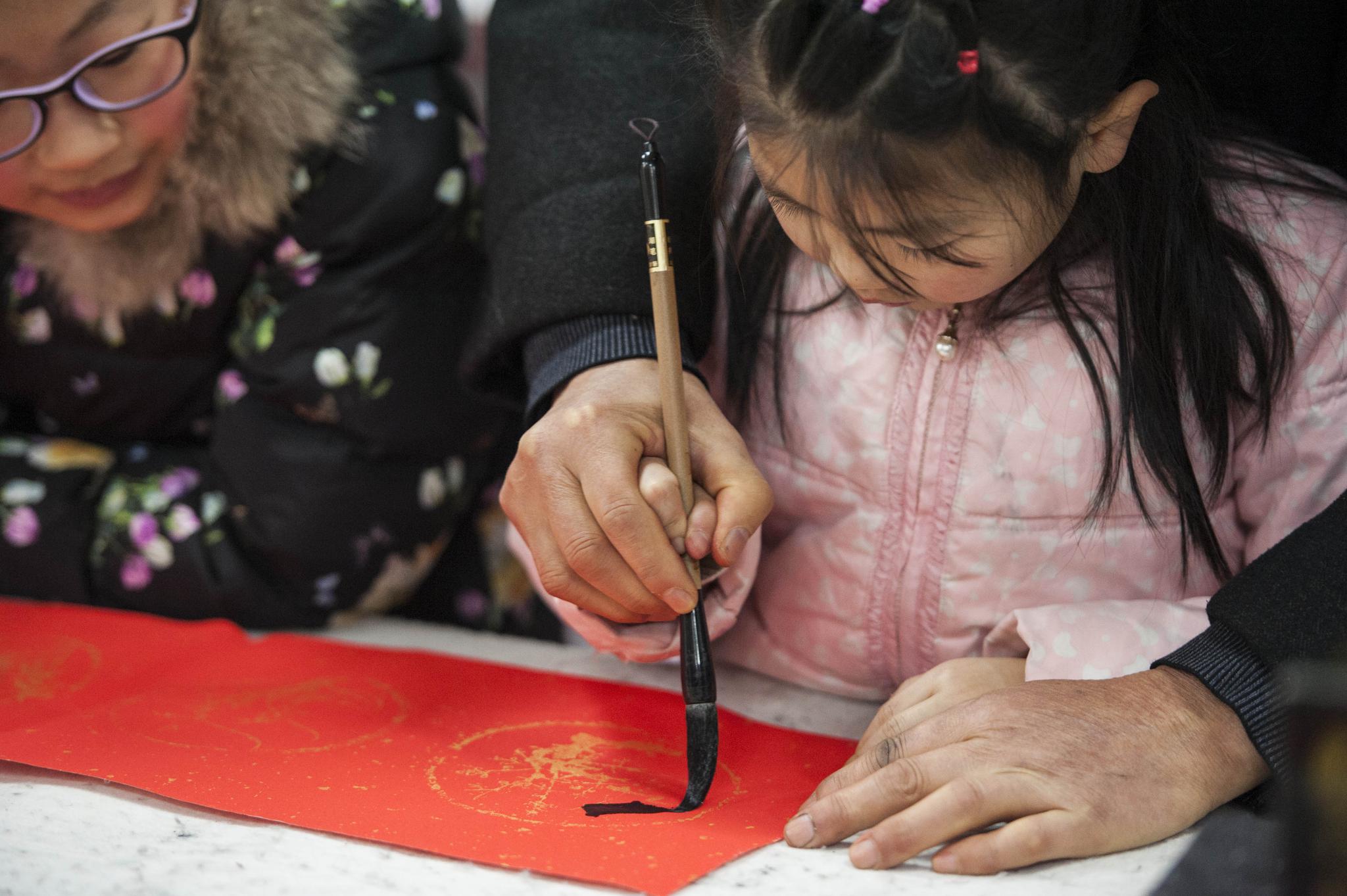 安徽合肥:老爷爷教我写书法