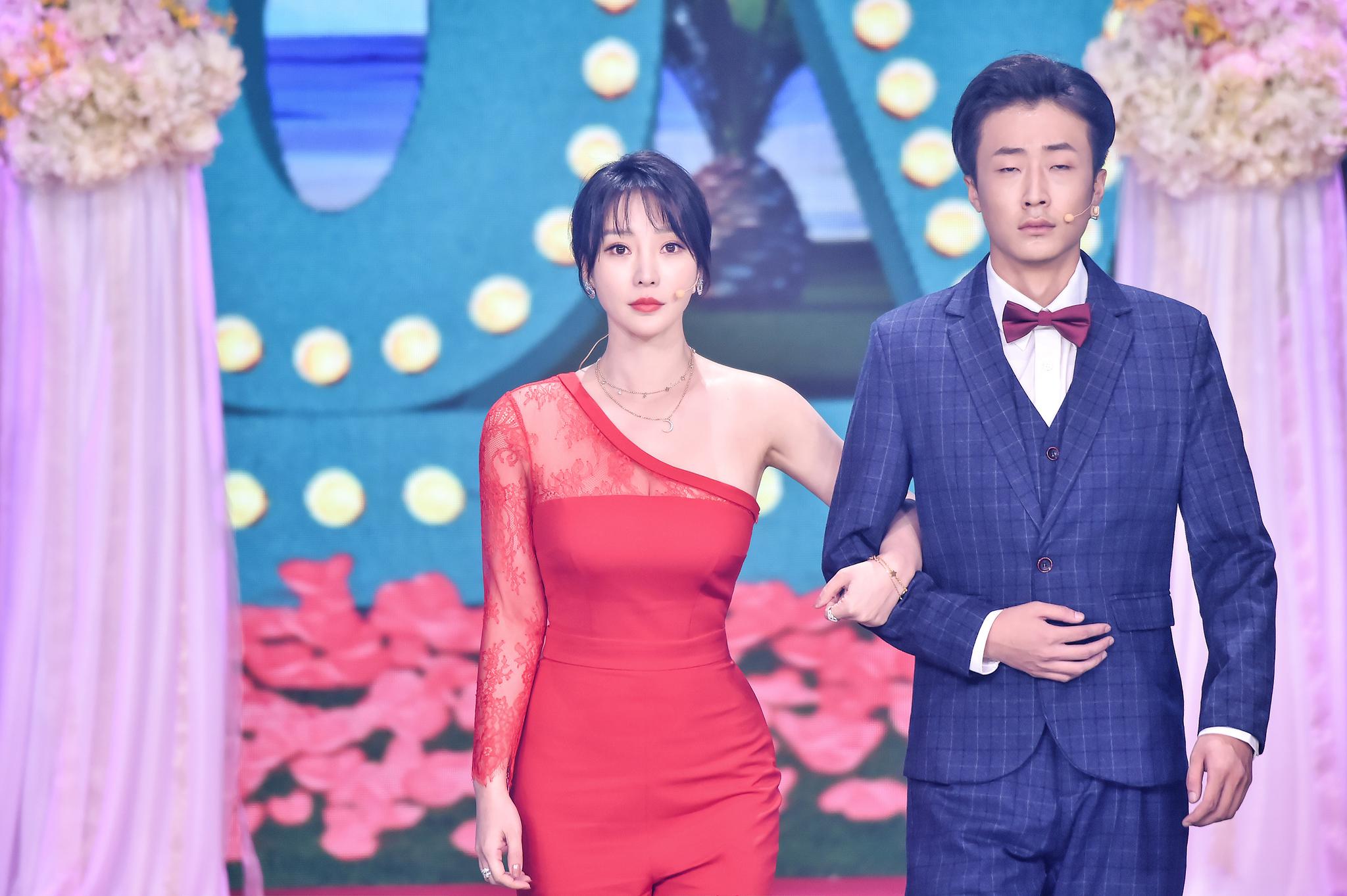 柳岩来说并不陌生,她不仅是各大卫视春晚小品的常客,还曾在综艺《喜剧