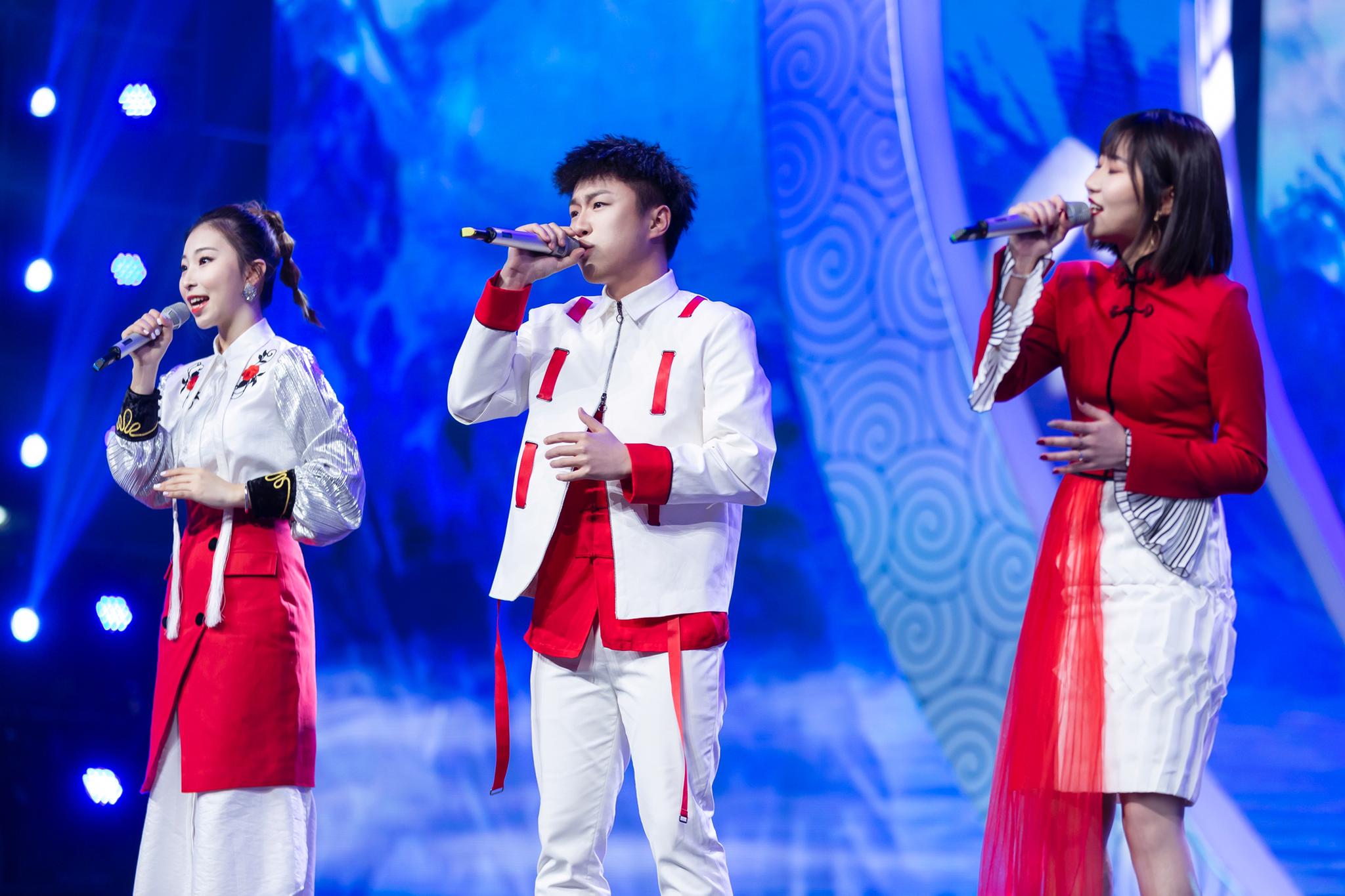 一棵小葱江西卫视春晚《青花瓷》戏腔悠扬一棵小葱/戚琦《逆春寒》